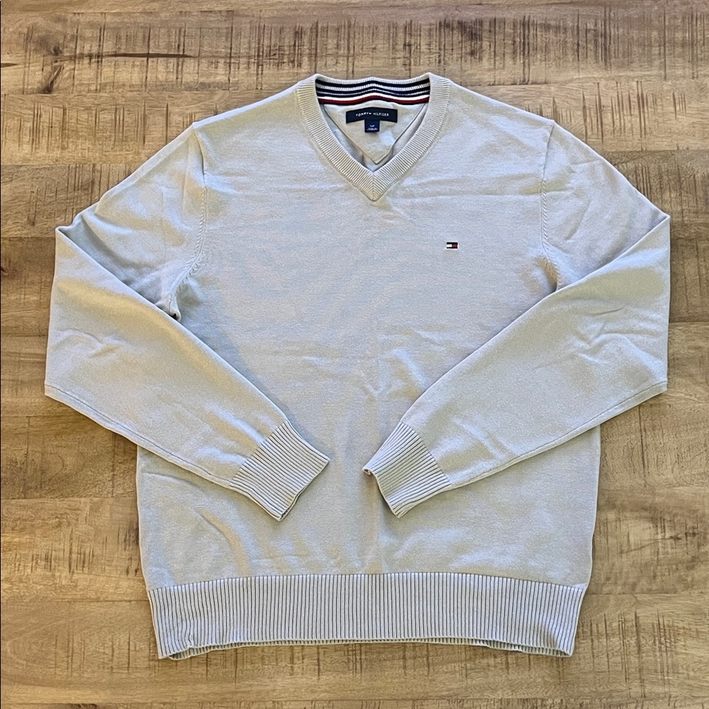 Tommy Hilfiger Men's V-Neck Sweater in Light Gray